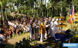 Upacara Tribuana Manggala Bhakti, Nyuwun Tirtha Suci Waisak