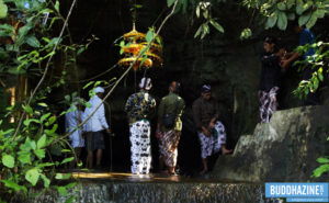 Upacara Tribuana Manggala Bhakti, Nyuwun Tirtha Suci Waisak