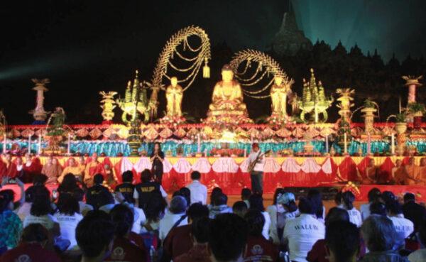 Ribuan Umat Buddha Ikuti Perayaan Waisak Di Candi Borobudur Hingga Pagi