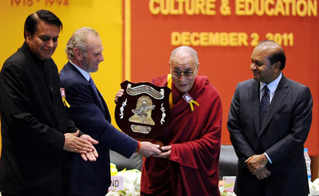 Dalai Lama Terima Dayawati Modi Award