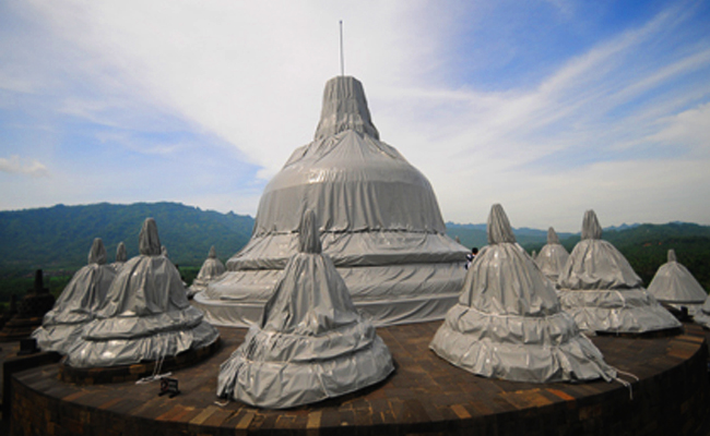 Stupa Borobudur Ditutup Plastik untuk Mitigasi Bencana