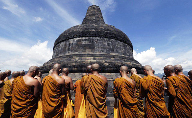 Ganjar Pranowo Sayangkan Umat Buddha-Hindu Harus Bayar untuk Beribadah