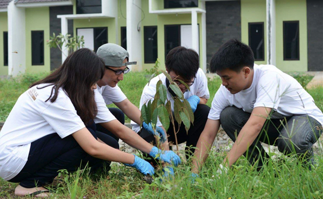 KMB Universitas Indonesia Awali Rangkaian Waisak dengan Penanaman Pohon
