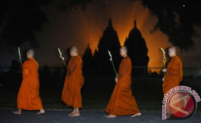 Ribuan Umat Buddha Rayakan Detik-detik Waisak di Candi Sewu