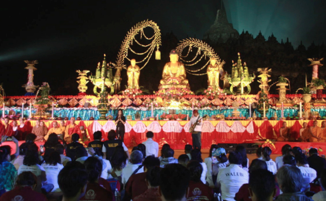 Ribuan Umat Buddha Ikuti Perayaan Waisak di Candi Borobudur Hingga Pagi