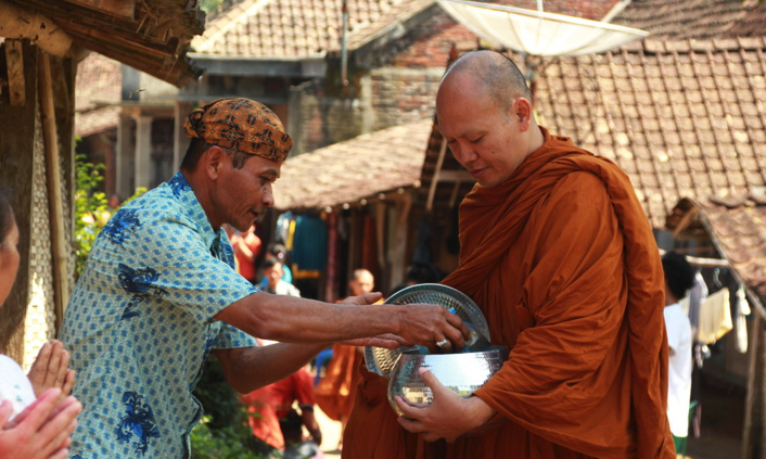 20170519 Para Bhikkhu Pindapata Keliling Desa Sebelum Perayaan Waisak 2