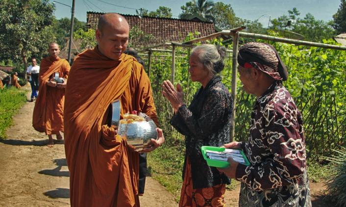 20170519 Para Bhikkhu Pindapata Keliling Desa Sebelum Perayaan Waisak 3