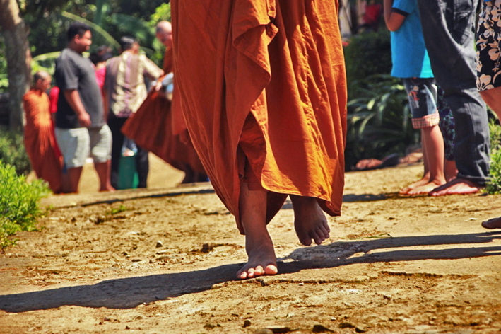 20170519 Para Bhikkhu Pindapata Keliling Desa Sebelum Perayaan Waisak 4