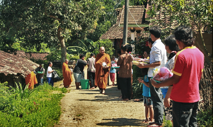 20170519 Para Bhikkhu Pindapata Keliling Desa Sebelum Perayaan Waisak 6