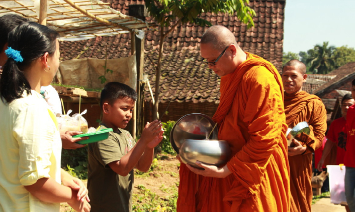 20170519 Para Bhikkhu Pindapata Keliling Desa Sebelum Perayaan Waisak 7