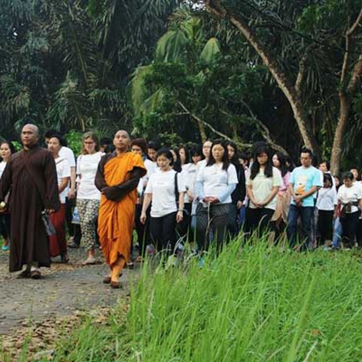 Umat Buddha Palembang Melakukan Peace Walk