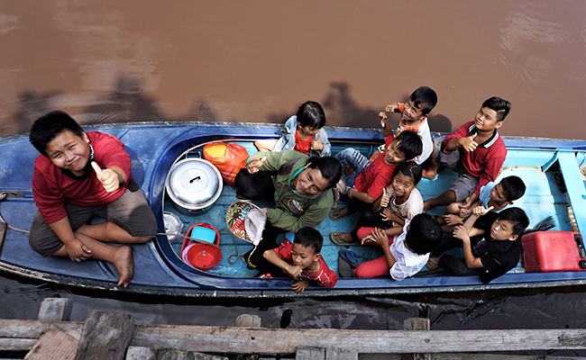 Membelah Sungai untuk Berkunjung ke Anak-anak Buddhis di Terentang Hulu, Pontianak