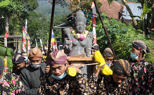 Umat Buddha Manguntosari Pasang Rupang Dewi Tara di Puncak Bukit Anjir