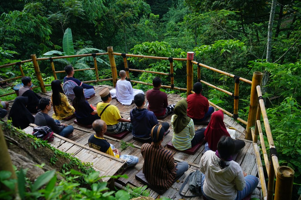 Sejumlah pemuda lintas agama bermeditasi disela-sela nyadran perdamaian. Foto: Ngasiran