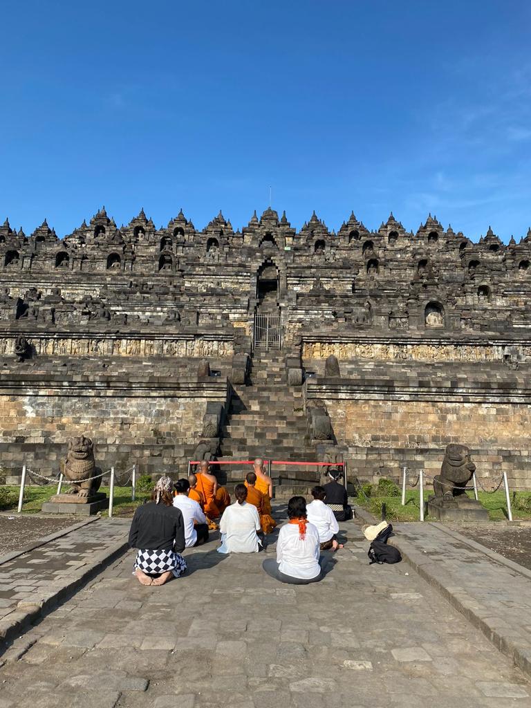 Para biksu sedang melakukan Puja Bakti di Candi Borobudur. Sumber: Dok. Pribadi