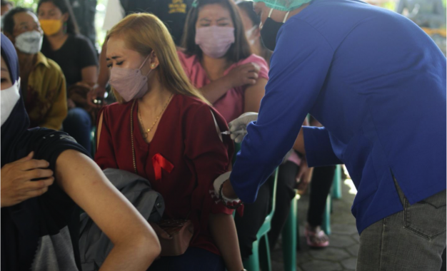 Ratusan Warga Kaloran Ikut Vaksinasi di Wisma Bhikkhu Jayawijaya