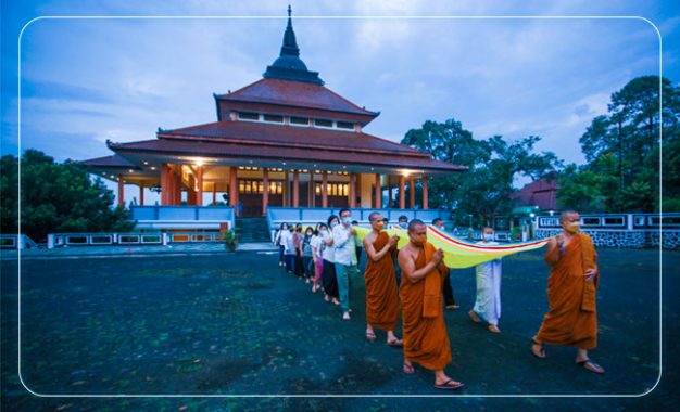 Unik! Tradisi Penggantian Kain Pohon Bodhi di Vihara Buddhagaya Watu Gong, Semarang