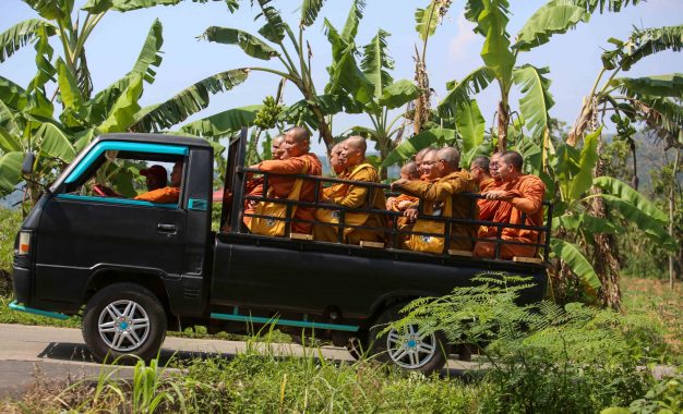 12 Umat Buddha Berlatih Hidup Selibat di Jepara