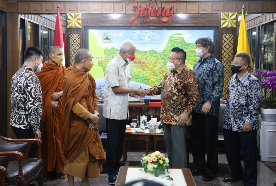 Gubernur Jawa Tengah Ganjar Pranowo, menerima audiensi Panitia Waisak Nasional di Kantor Gubernur Jawa Tengah, Rabu (11/5)