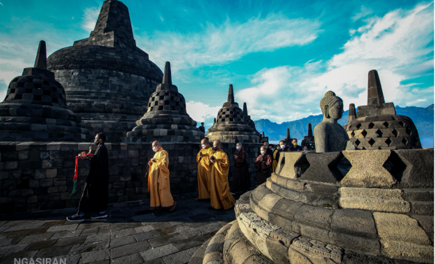 Ganjar Pranowo: Buka Borobudur untuk Ibadah Umat Buddha Dunia