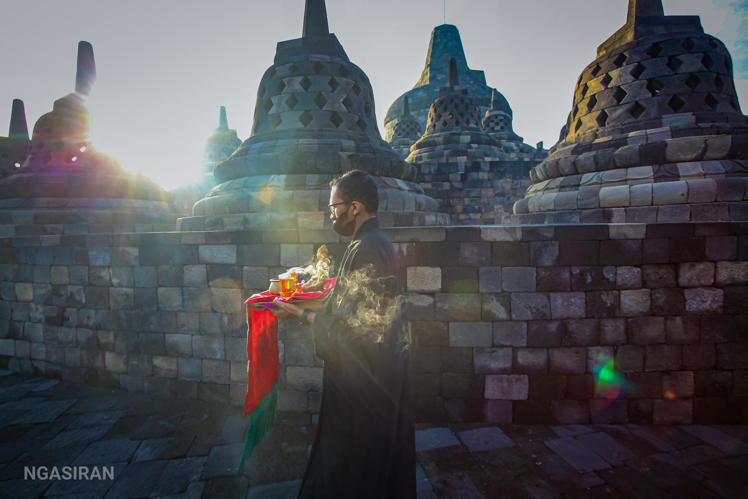 Seorang Bhante melakukan ritual di Candi Borobudur. Sumber Foto: Ngasiran/Buddhazine