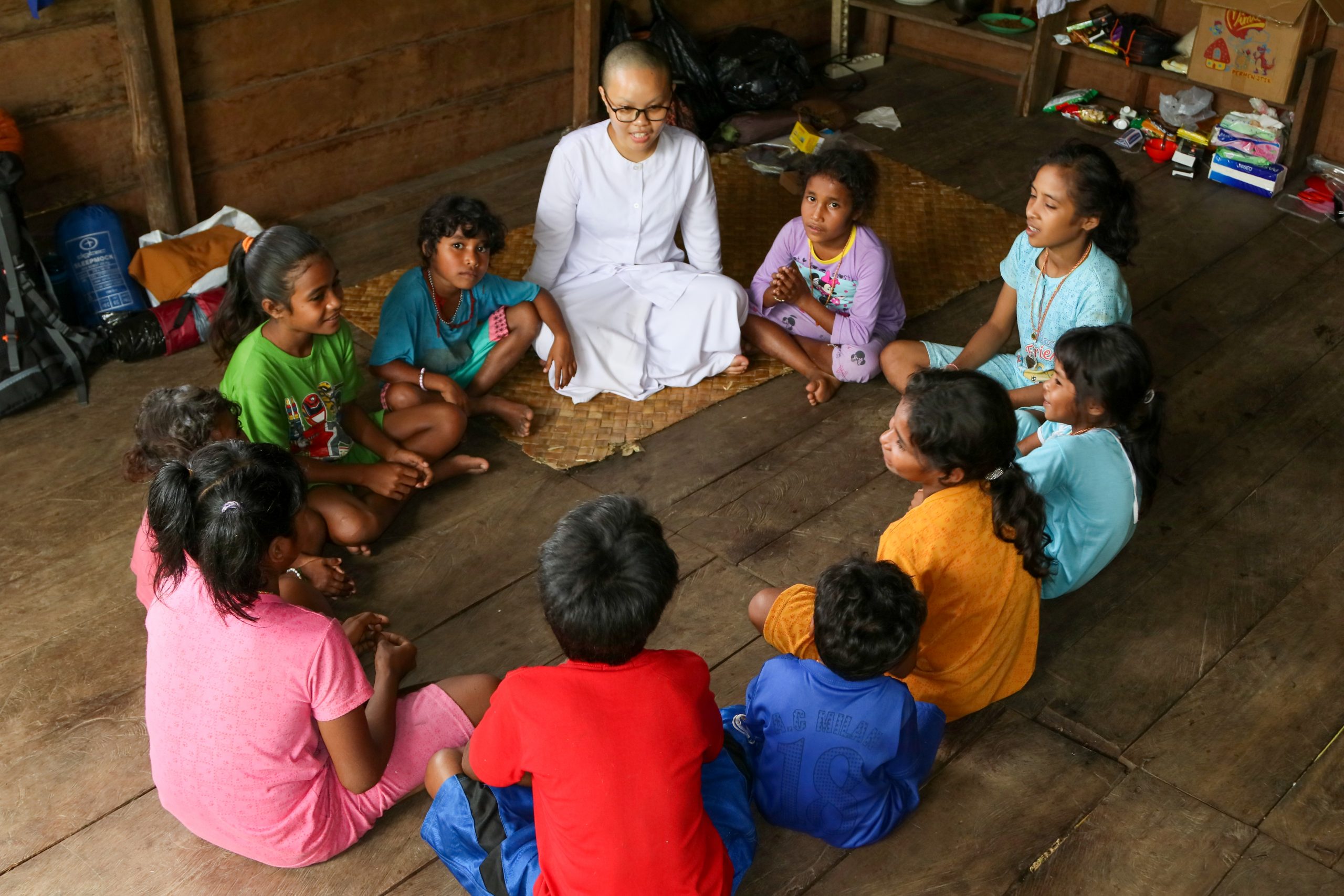 Sejumlah anak-anak Buddhis di pedalaman Pulau Seram, Maluku sedang belajar dengan Bhikkhu.