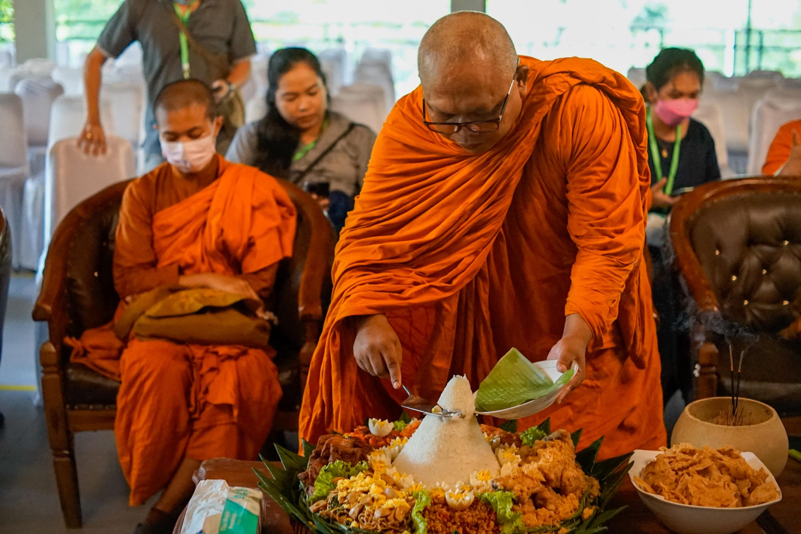 APTABI Awali Konferensi Internasional Buddhis Indonesia dengan Tumpengan