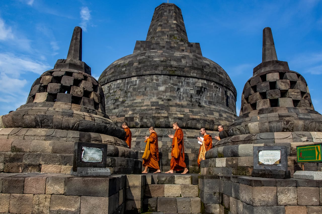 Sejumlah Bhikkhu berjalan mengelilingi Candi Borobudur