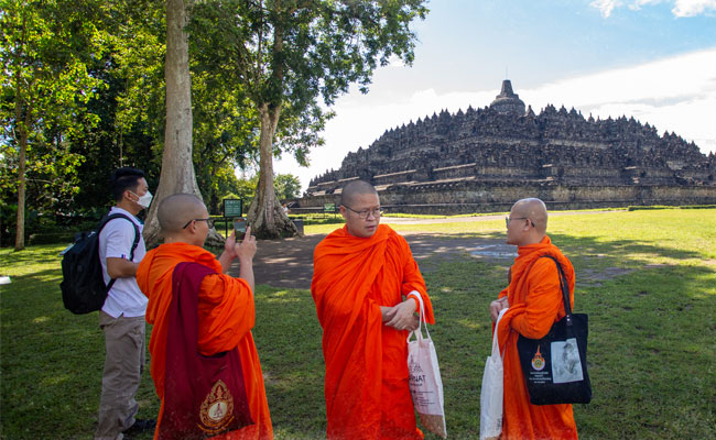 Bhikkhu Penulis Buku Best Seller “The Miracle of Suffering” Kunjungi Borobudur Pertama Kalinya