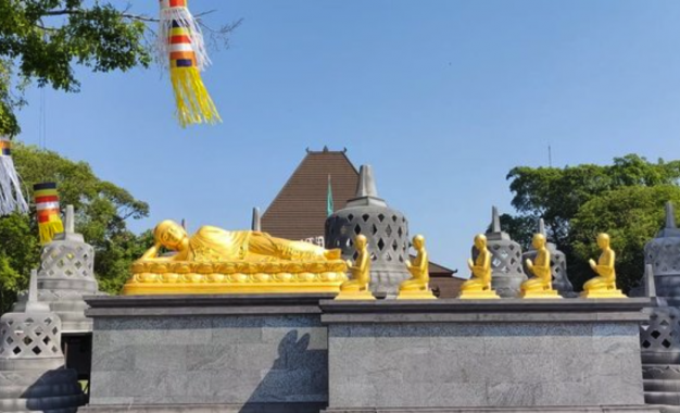 Sambut Waisak, Gibran Pasang Patung Buddha Tidur di Balaikota Solo 