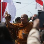 Kemeriahan Warga Batang Menyambut Bhikkhu Thudong