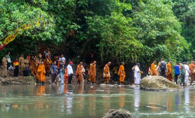 Terharu Melihat Warga Menyambut Bhikkhu Thudong, Umat Buddha Semarang Menitikkan Air Mata