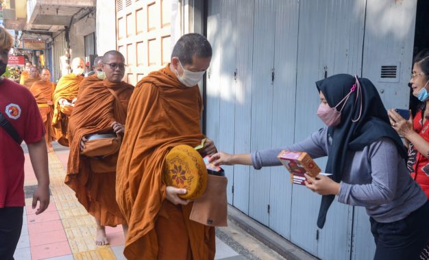 Rombongan Bhikkhu Thudong Laksanakan Pindapatta di Kota Magelang