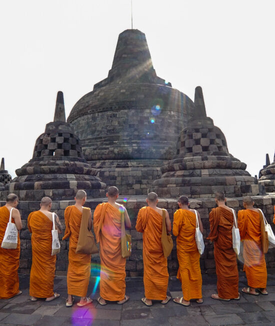 Potret Indah Puja di Puncak Candi Borobudur. Sumber foto: Ngasiran dan Hendri Ang