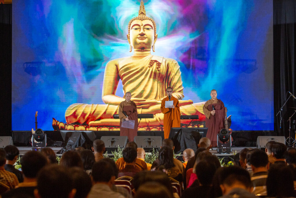 Layar besar dengan patung buddha di atasnya.