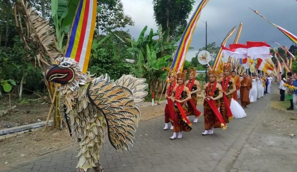 Sekelompok orang berjalan di jalan sambil membawa bendera.