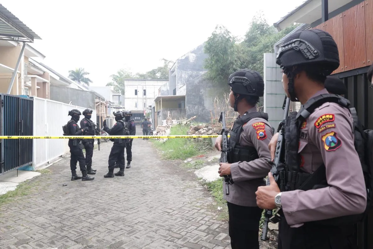 Tim Densus 88 Antiteror Polri dan Polda Jatim melakukan penyisiran rumah kontrakan milik pelaku di Kompleks Perumahan Bunga Tanjung, Desa Junrejo, Kota Batu, Malang pada Kamis (1/8/2024). ANTARA/HO-Divisi Humas Polri