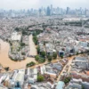 Foto udara luapan air Sungai Ciliwung yang menggenangi jalan dan permukiman di Jatinegara, Jakarta, Selasa (4/3/2025). BPBD DKI Jakarta mencatat pada Selasa (4/3) pukul 15.00 WIB sebanyak 121 RT dan lima ruas jalan di Jakarta terdampak banjir dengan ketinggian 40 cm hingga 460 cm akibat luapan air Sungai Ciliwung, Krukut, dan Pesanggrahan. ANTARA FOTO/Bayu Pratama S/tom.