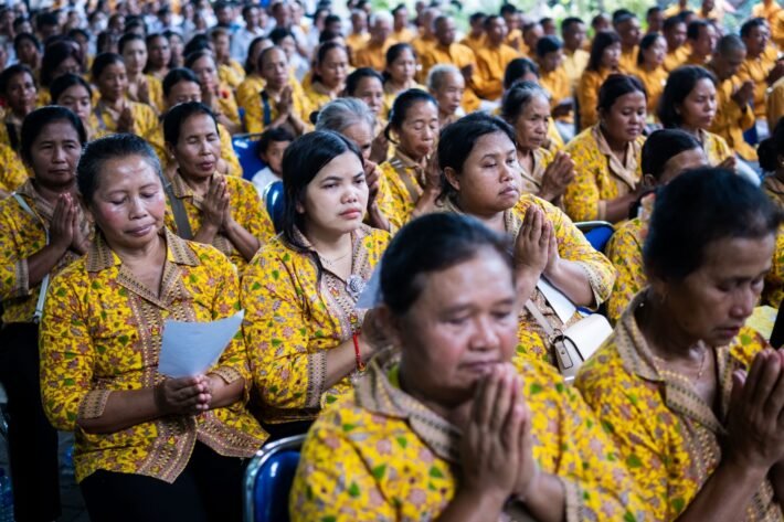 Sebanyak 1.200 umat Buddha menghadiri prosesi Pengecoran Rupang Buddha Nusantara di Vihāra Dhammajaya, Surabaya, Minggu (17/5/2026). Sumber: Buddhazine.com