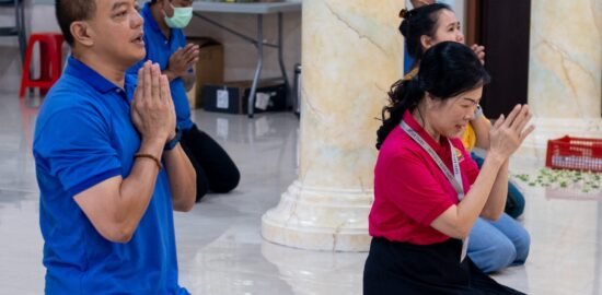 Teja Harsoyo, napi Lapas Kelas I Cipinang, saat ditemui Ketua Umum WANDANI Wenny Lo bersama sejumlah pengurus WANDANI dan Yulie dari Vihara Jakarta Dhammacakka Jaya, Senin, 24 Agustus 2026. Sumber: Buddhazine/Ngasiran