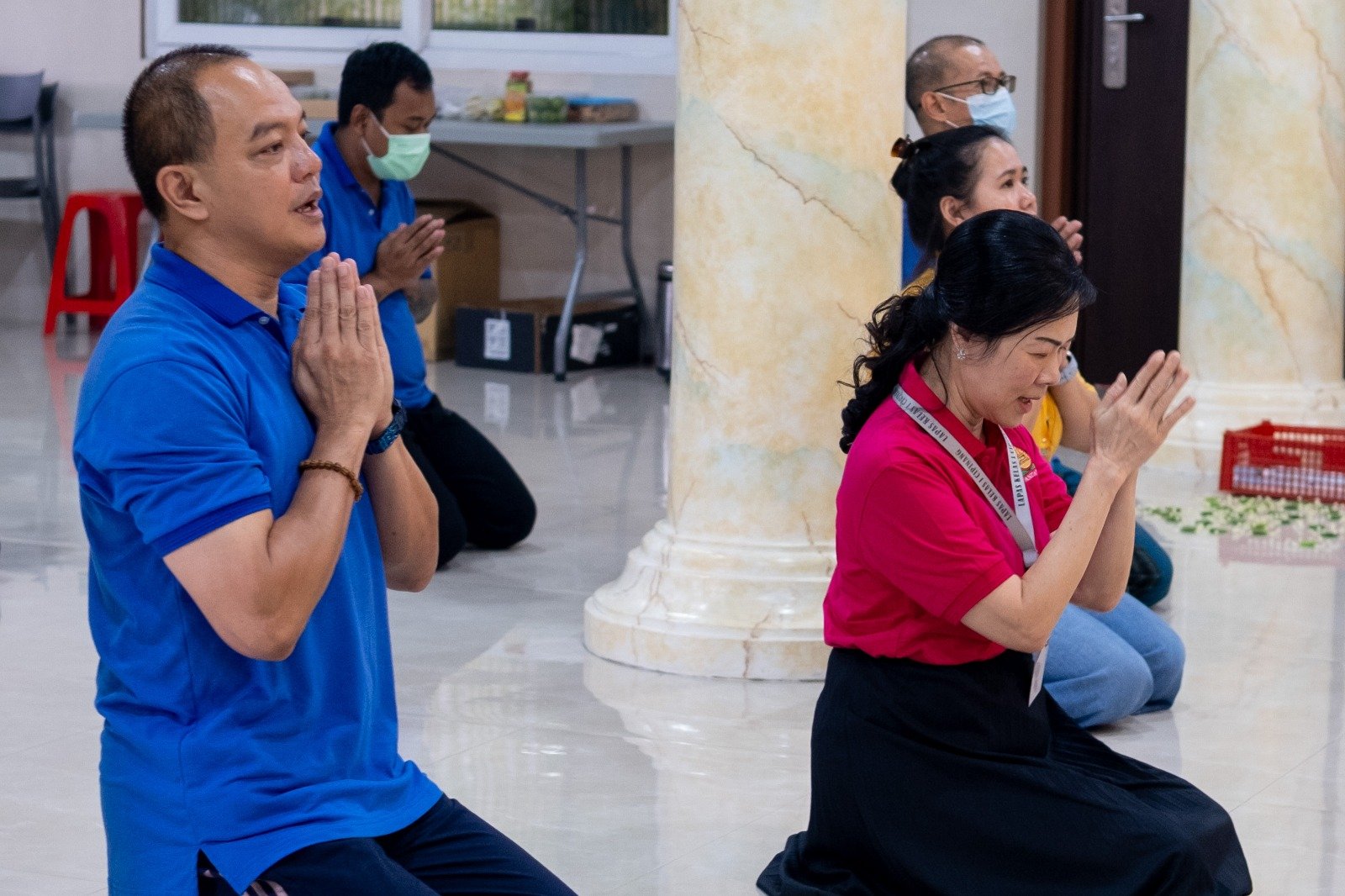 Teja Harsoyo, napi Lapas Kelas I Cipinang, saat ditemui Ketua Umum WANDANI Wenny Lo bersama sejumlah pengurus WANDANI dan Yulie dari Vihara Jakarta Dhammacakka Jaya, Senin, 24 Agustus 2026. Sumber: Buddhazine/Ngasiran