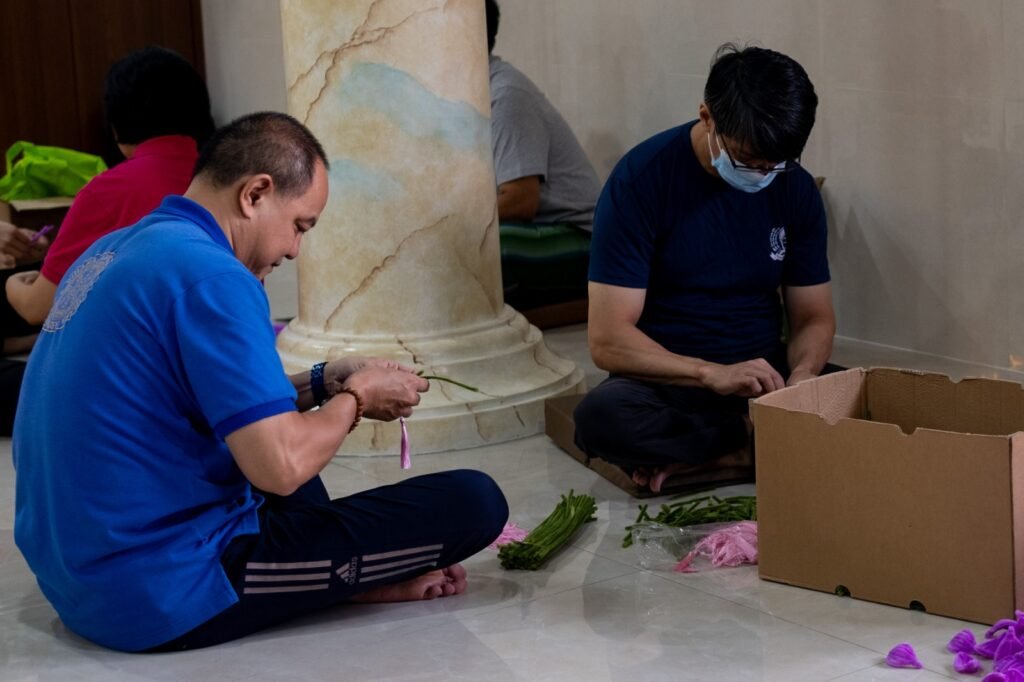 Teja Harsoyo, napi Lapas Kelas I Cipinang, dengan teliti membuat hiasan bunga teratai bersama para narapidana lain, Senin, 24 Agustus 2026. Sumber: Buddhazine/Ngasiran