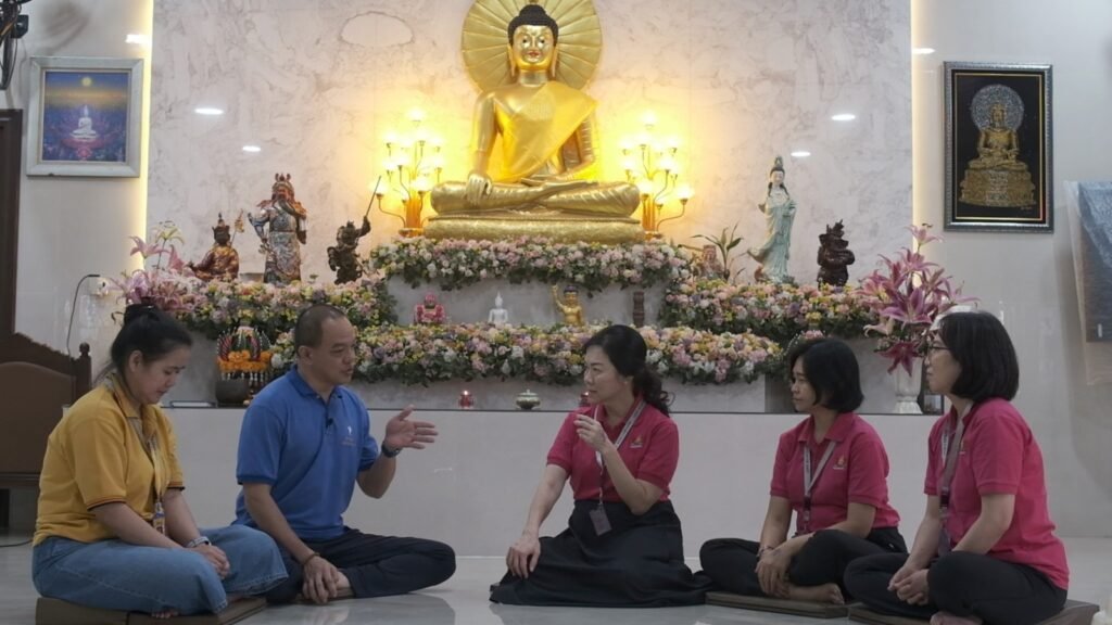Teja Harsoyo, napi Lapas Kelas I Cipinang, saat ditemui Ketua Umum WANDANI Wenny Lo bersama sejumlah pengurus WANDANI dan Yulie dari Vihara Jakarta Dhammacakka Jaya, Senin, 24 Agustus 2026. Sumber: Buddhazine/Ngasiran