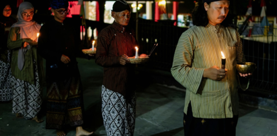 Laku Lampah bersama Kang Mohammad Zaim pada Krecek Mindfulness Retreat—menyusuri sudut-sudut Dusun Krecek dengan kesadaran penuh, membiarkan tiap hembusan napas dan denyut bumi menuntun kembali ke dalam diri, Sabtu, 12 September 2026. Sumber: Dok. Buddhazine/Ngasiran