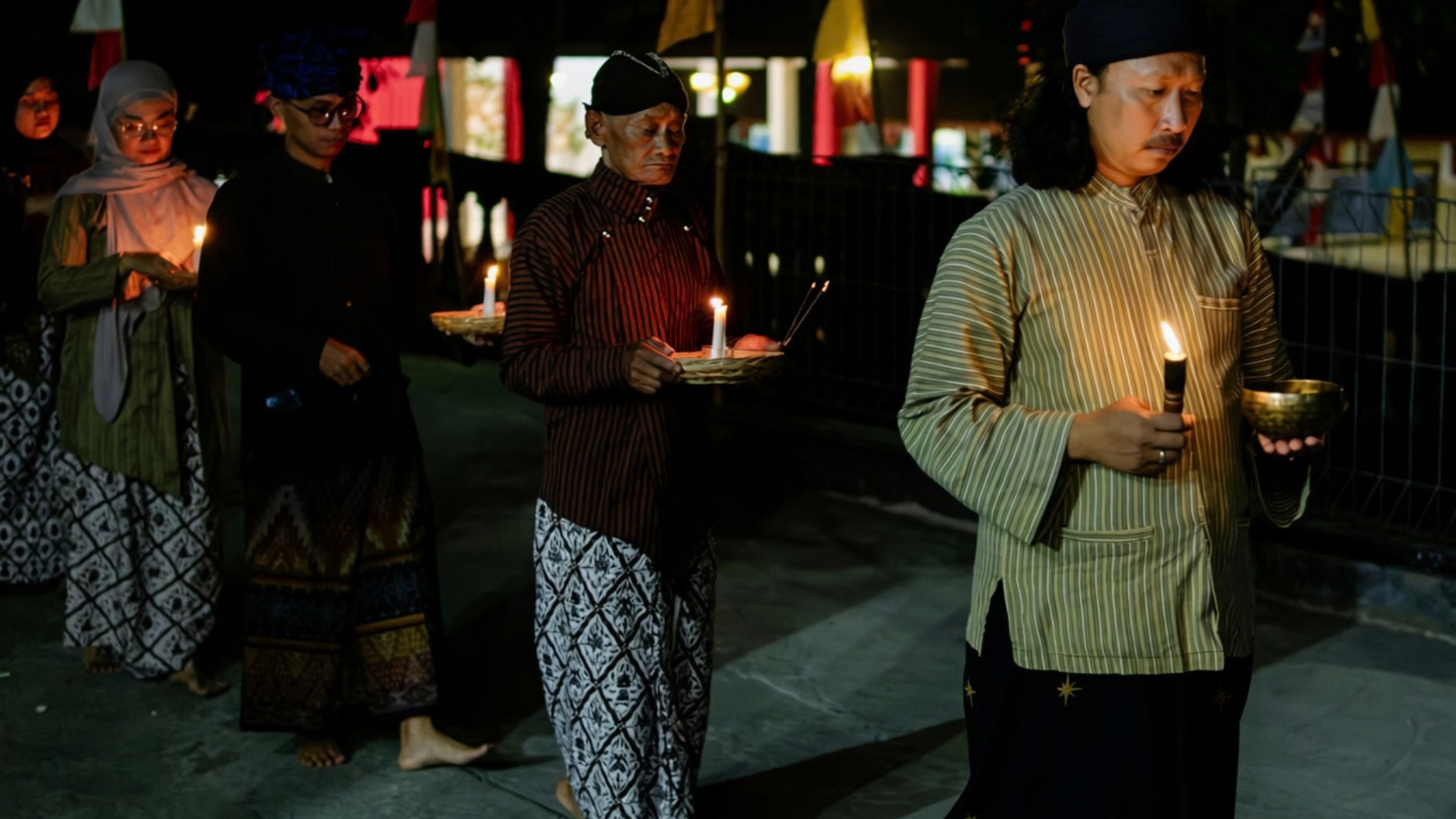 Laku Lampah bersama Kang Mohammad Zaim pada Krecek Mindfulness Retreat—menyusuri sudut-sudut Dusun Krecek dengan kesadaran penuh, membiarkan tiap hembusan napas dan denyut bumi menuntun kembali ke dalam diri, Sabtu, 12 September 2026. Sumber: Dok. Buddhazine/Ngasiran